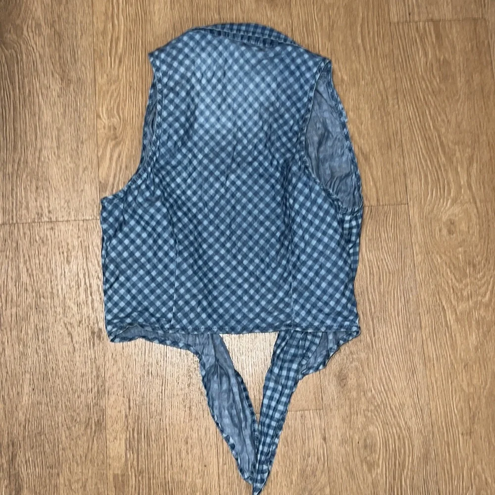 Guess blue gingham faux denim sleeveless button down top - Picture 2 of 2